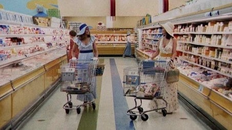 Incarnation de la femme dans les années 60' au supermarché.